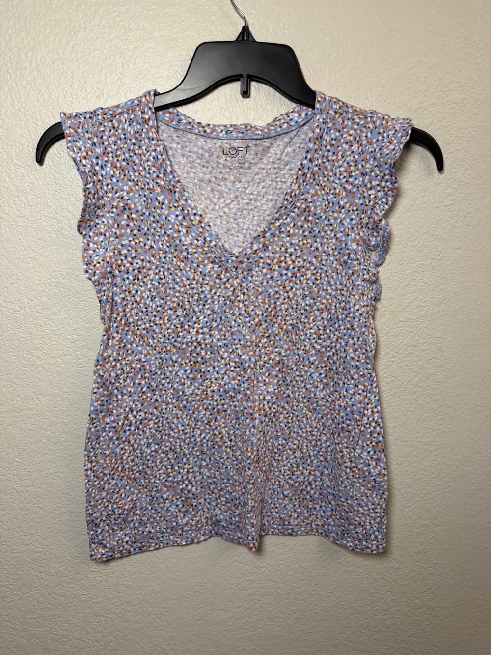 LOFT Outlet Petite V-Neck Flutter Sleeve Top is a size Medium Petite